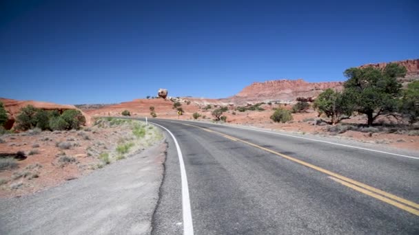 Straße über Canyon-Berge in der Sommersaison Zeitlupe — Stockvideo