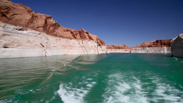 Jezero Powell Canyon, pohled z výletní lodi v letní sezóně — Stock video