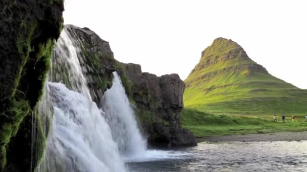 Kirkjufellfoss Watervallen in het zomerseizoen, IJsland — Stockvideo