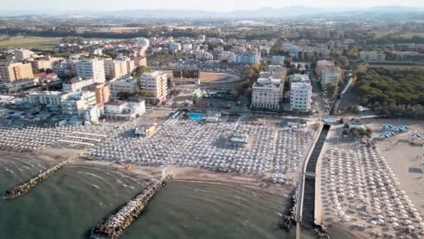 Misano Adriatico, Italien. Luftaufnahme von der Drohne in der Sommersaison — Stockvideo