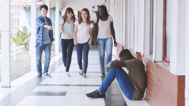 Adolescente africano acosado en la escuela por cuatro estudiantes. Movimiento lento — Vídeos de Stock