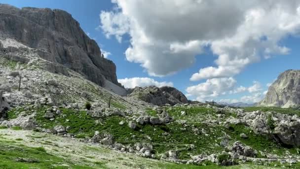 Cinque Torri, Alpes italianos. Cinco torres picos de montaña — Vídeos de Stock