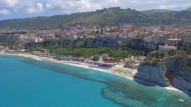 Utsikt över Kalabriens kustlinje. Tropea under sommarsäsongen — Stockvideo