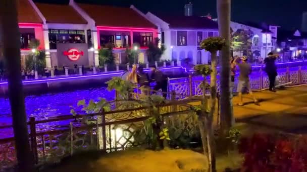 MALACCA, MALAYSIA - 29. prosince 2019: Krásná noční světla podél řeky — Stock video