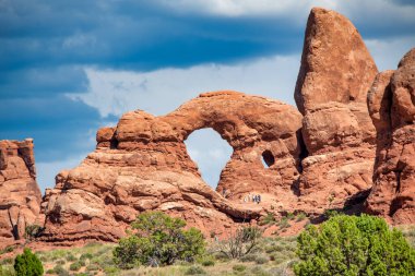 Yaz mevsiminde Utah, Arches Ulusal Parkı 'ndaki kaya oluşumlarının panoramik görüntüsü.