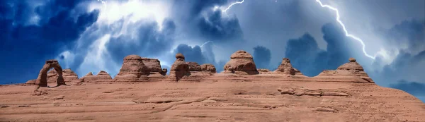繊細なアーチパノラマビュー アーチ国立公園 嵐の間の岩の形成の高解像度画像 — ストック写真