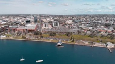 Geelong, Victoria, Avustralya 'nın havadan görünüşü. Şehir manzarası ve kıyı şeridi
