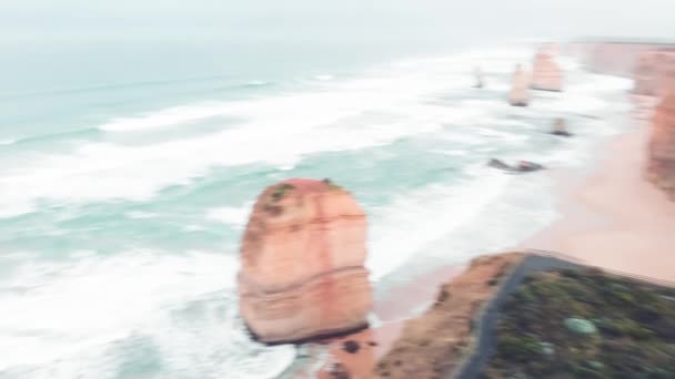 Flygfoto över de tolv apostlarna, en samling kalksten staplar utanför stranden av Port Campbell National Park från Gibson Steps på en molnig dag — Stockvideo