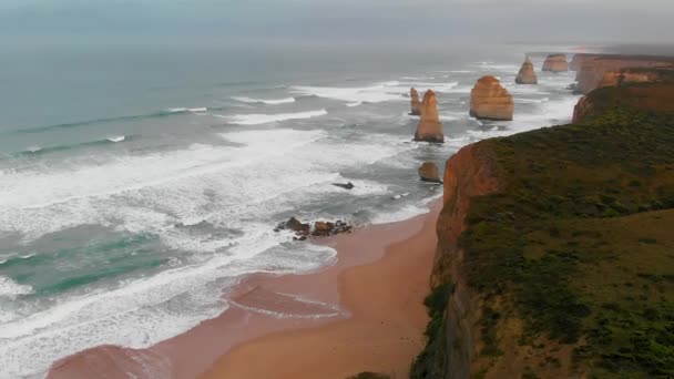 Luchtfoto van de Twaalf Apostelen, een verzameling kalkstenen stapels voor de kust van Port Campbell National Park van Gibson Steps op een bewolkte dag — Stockvideo