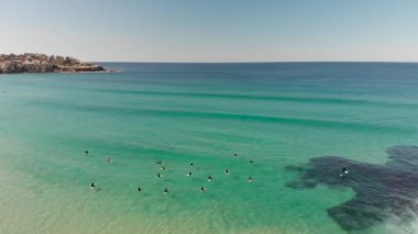 İHA 'dan Bondi Beach sörfçülerinin hava görüntüsü.
