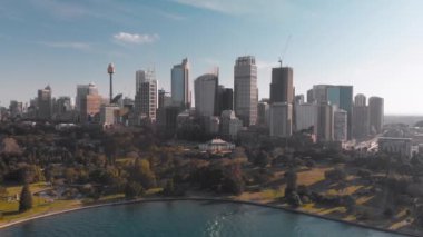 Sydney CBD 'nin Sydney Limanı' nda uçan İHA 'dan gökyüzü çizgisi