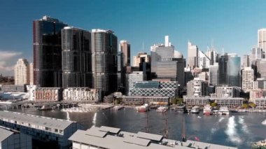 Darling Harbour 'dan Sydney Skline' ın hava görüntüsü. Drone bakış açısı