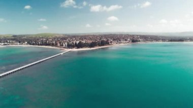 Granit Adası 'nın havadan görüntüsü ve Güney Avustralya' daki Victor Limanı 'na giden köprü.
