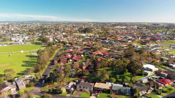 Mt Gambier stadsgezicht, Australië. Prachtige kleurrijke huizen in de ochtend — Stockvideo