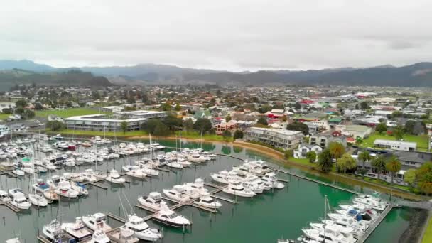 Lodě kotvící v Mercury Bay, Whitianga, Nový Zéland z dronu — Stock video