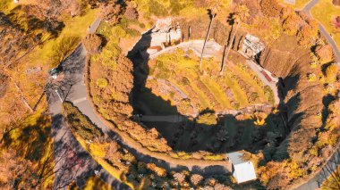 Gambier Dağı, Avustralya. Güzel bir sabahta Umpherston subatanı havadan görünüyor..