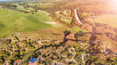 Kanguru Adası, Güney Avustralya. Güzel bir gün batımında kıyı şeridinin havadan görünüşü.