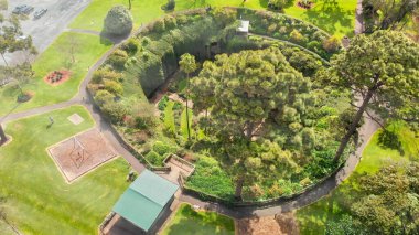 Gambier Dağı, Avustralya. Güzel bir sabahta Umpherston subatanı havadan görünüyor..