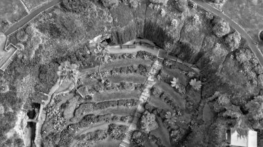 Gambier Dağı, Avustralya. Güzel bir sabahta Umpherston subatanı havadan görünüyor..