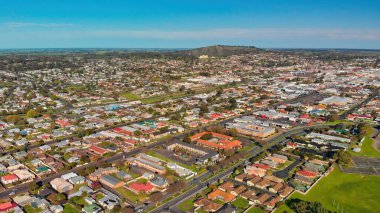 Gambier Dağı, Avustralya. Güzel bir sabahta şehrin havadan görünüşü.
