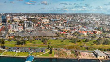 Geelong, Avustralya. İHA 'dan şehrin kıyı şeridine hava görüntüsü.