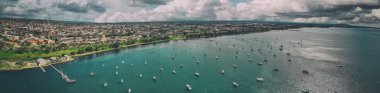 Victoria, Avustralya 'daki Geelong kıyı şeridinin panoramik hava görüntüsü.