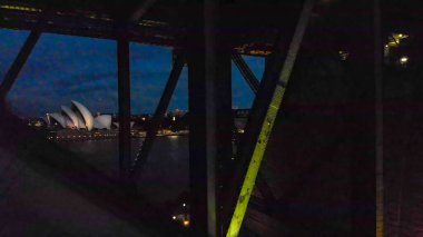 Gece Sydney Limanı Köprüsü 'nün insansız hava aracı görüntüsü..