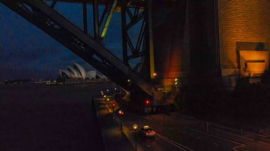 Gece Sydney Limanı Köprüsü 'nün insansız hava aracı görüntüsü..