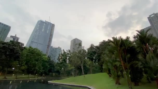 KUALA LUMPUR, MALAYSIA - 27. prosince 2019: Petronas Twin Towers při západu slunce z parku Klcc — Stock video