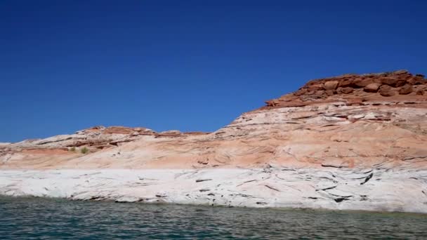 Lago Powell Canyon, vista de um barco de cruzeiro na temporada de verão — Vídeo de Stock