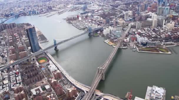Бруклинский и Манхэттенский мосты, вид с вертолета, Нью-Йорк — стоковое видео
