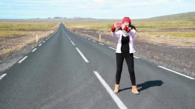 İzlanda 'da boş bir yolda selfie çeken kadın ağır çekim