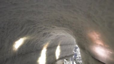 İzlanda 'da Buz Mağarası Araştırması