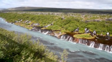 İzlanda 'da Hraunfossar Şelaleleri Ağır çekim