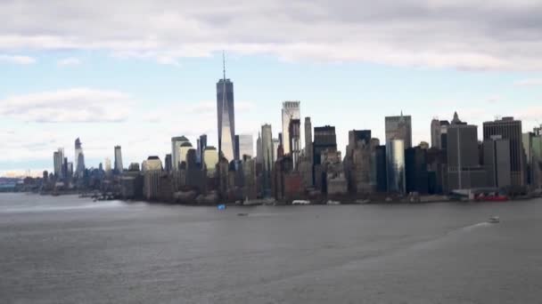 มุมมองทางอากาศของดาวน์ทาวน์แมนฮัตตันจากเฮลิคอปเตอร์, นิวยอร์กซิตี้สโลว์โมชั่น — วีดีโอสต็อก