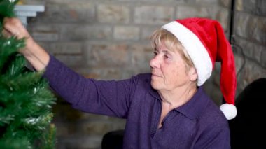 Evde Noel Ağacı süsleyen kadın, tatil konsepti.