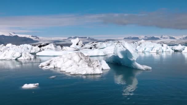 Piękny widok na góry lodowe Jokulsarlon Lagoon w sezonie letnim, Islandia — Wideo stockowe