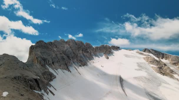 Vista aérea incrível da geleira Marmolada de drone, Dolomite Mountains, Itália — Vídeo de Stock