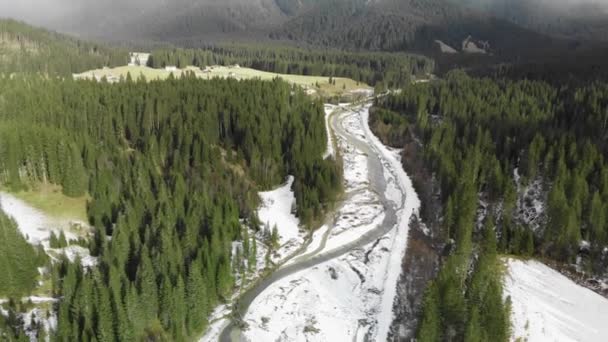 Vista aérea de las montañas Dolomitas y arroyo en el bosque, temporada de invierno, Italia — Vídeos de Stock