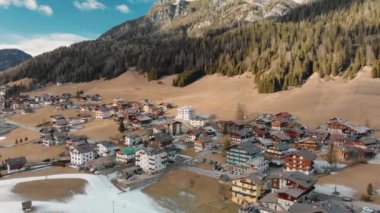 Sappada 'nın kış mevsimindeki hava manzarası, İtalyan Dolomitleri. Karlı Alpin kasabası