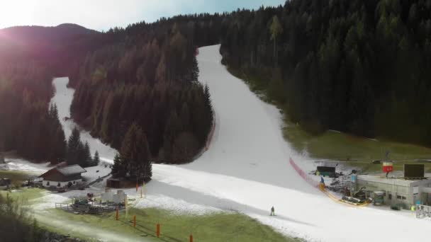 Veduta aerea di Auronzo nella stagione invernale, Dolomiti italiane. Alpin città con neve. — Video Stock