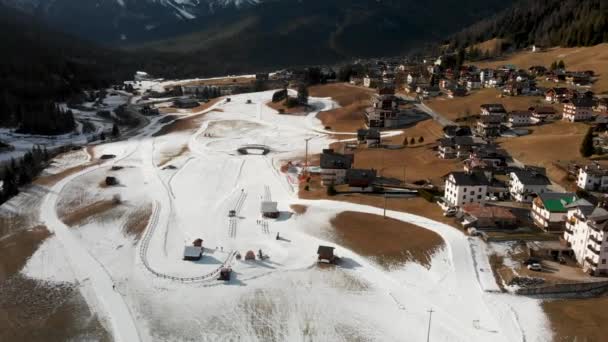 Вид с воздуха на Саппаду в зимний сезон, итальянские Доломиты. Альпийский город со снегом — стоковое видео
