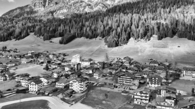 Sappada kayak patikası kış mevsiminde hava manzarası, İtalyan Alpleri.