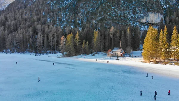 Braies Gölü Kışın Lekelendi Nın Hava Manzarası Talyan Alpleri — Stok fotoğraf