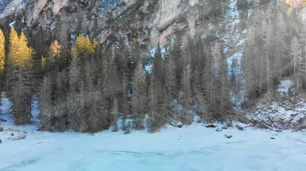 Braies Lake Bevlekt Winter Vanuit Drone Vanuit Lucht Italiaanse Alpen — Stockfoto