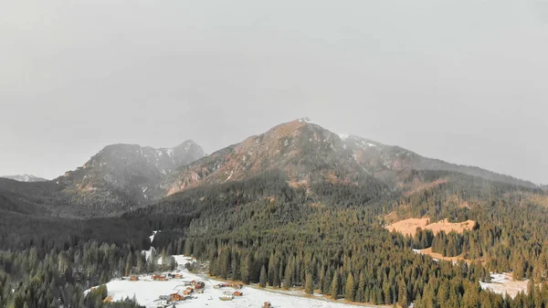 Val Visdende是一个白云石山谷 意大利冬季的空中景观 — 图库照片