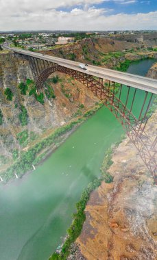 Twin Falls, Idaho 'da. Perrine Anıt Köprüsü ve insansız hava aracından görüldüğü gibi güzel bir kanyon.
