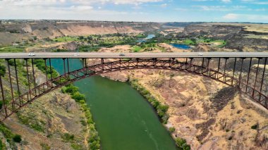 Twin Falls, Idaho 'da. Perrine Anıt Köprüsü ve insansız hava aracından görüldüğü gibi güzel bir kanyon.