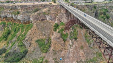 Twin Falls, Idaho 'da. Perrine Anıt Köprüsü ve insansız hava aracından görüldüğü gibi güzel bir kanyon.