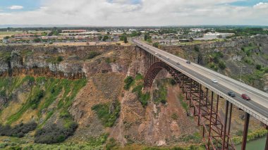Twin Falls, Idaho 'da. Perrine Anıt Köprüsü ve insansız hava aracından görüldüğü gibi güzel bir kanyon.